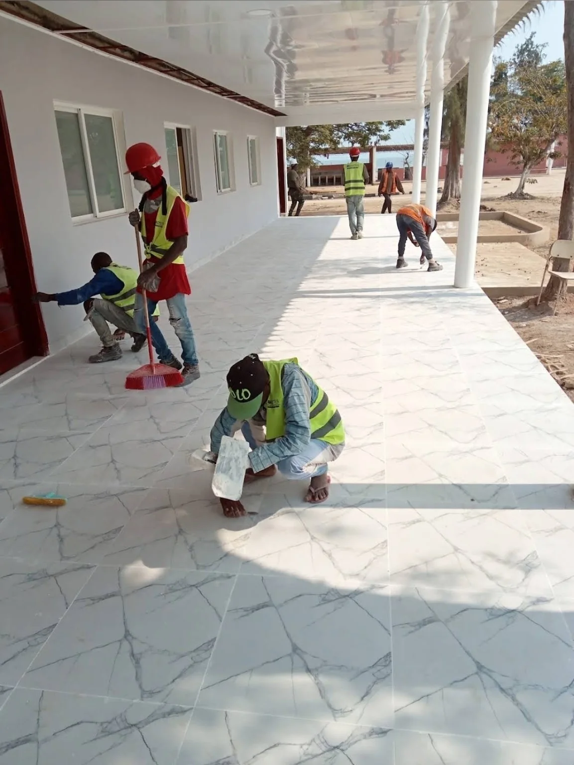 Equipa da LACMETRIA a executar trabalhos de acabamento num espaço construído